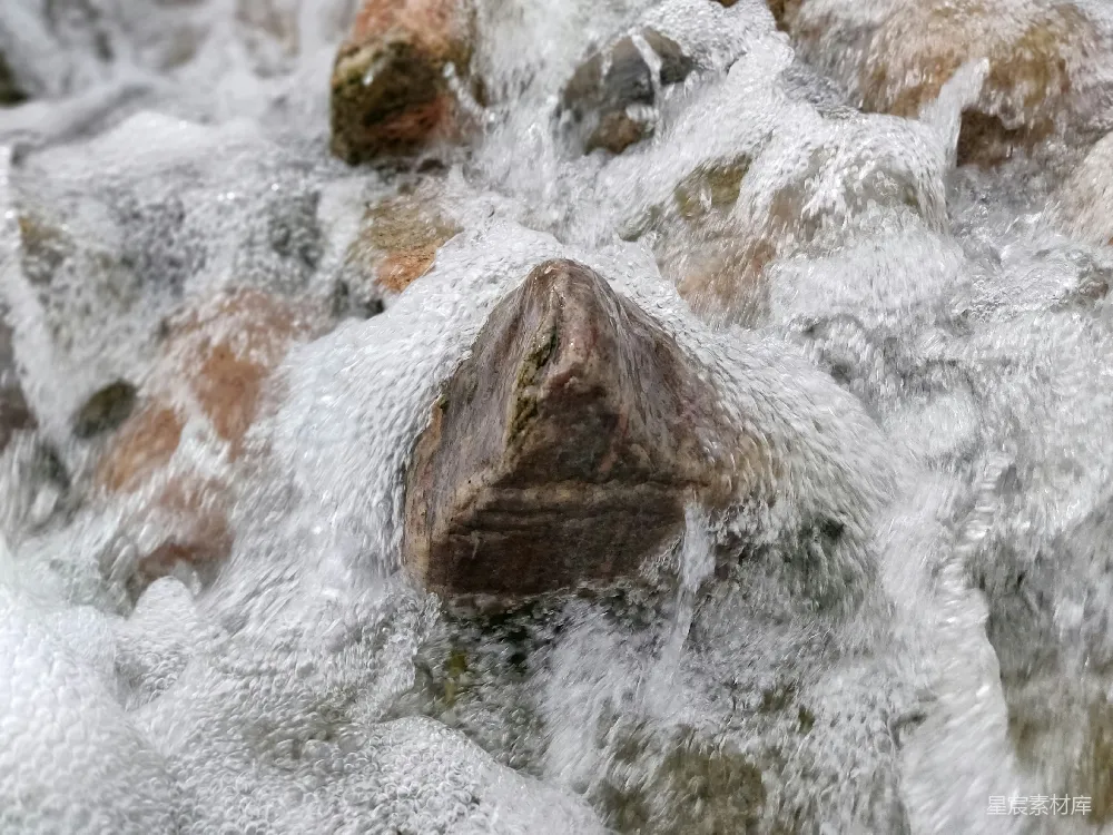 高清摄影  水流中的一块岩石的特写