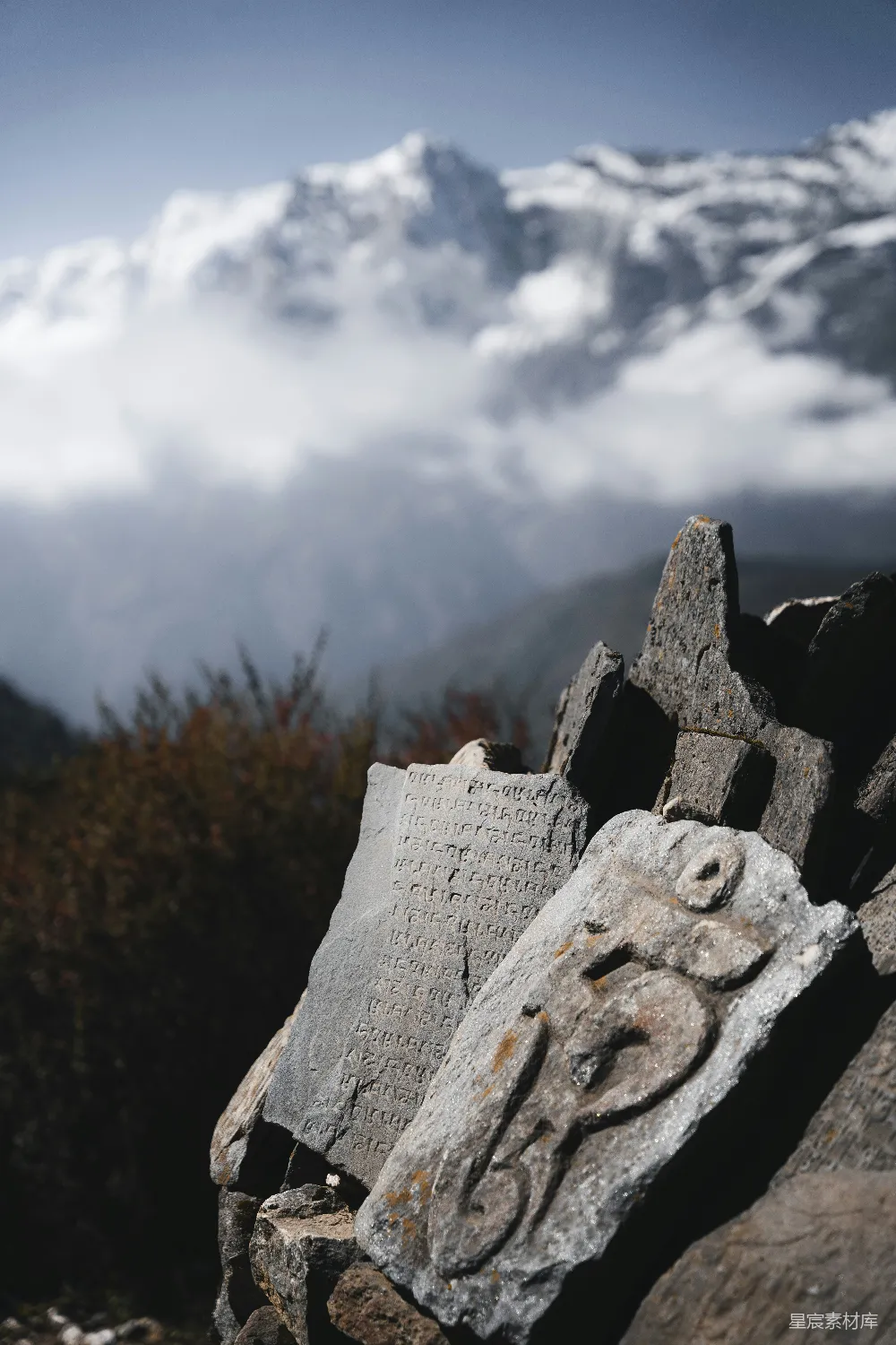 高清摄影 旅行 背景为雪山的石雕