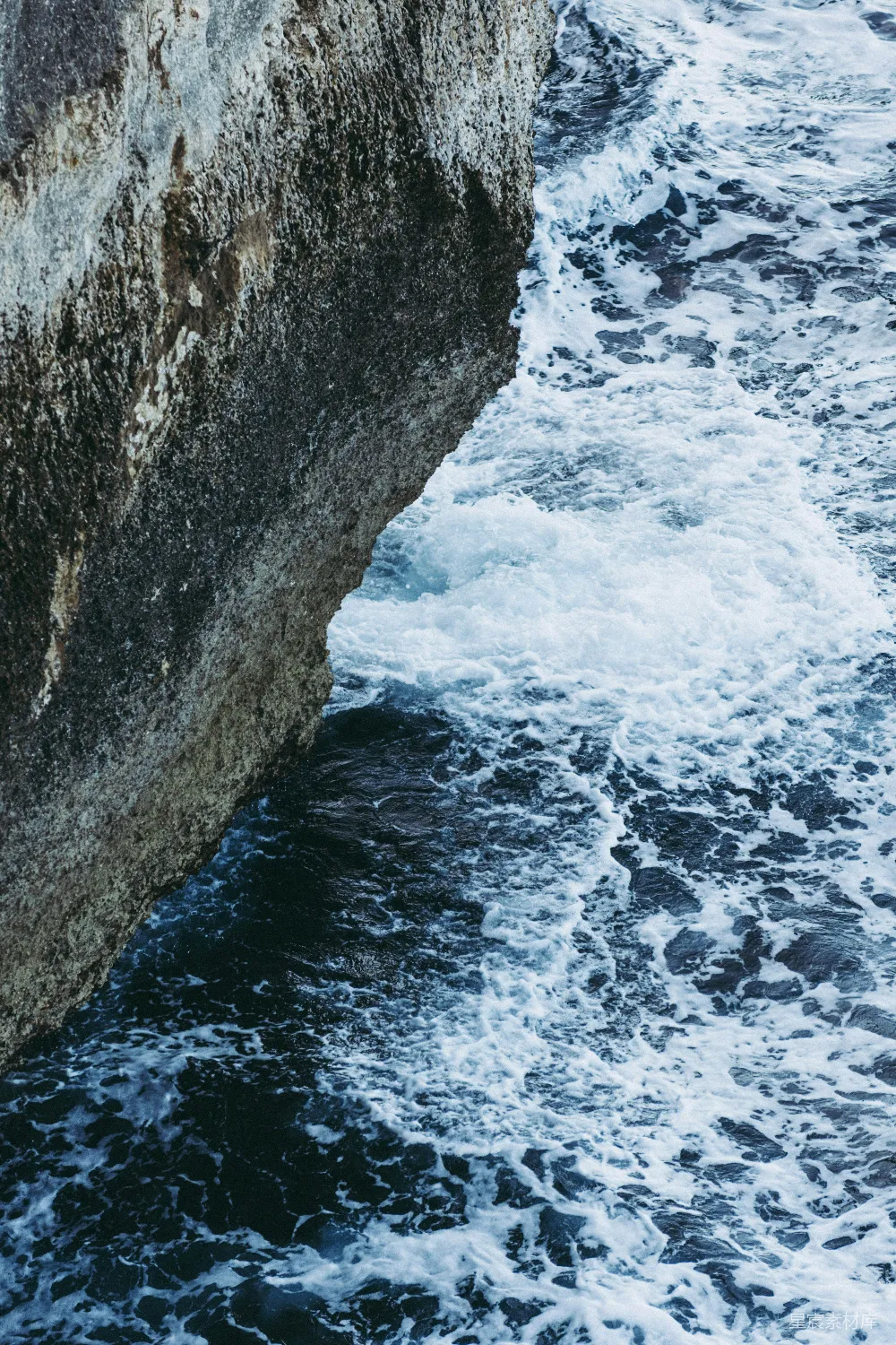 高清摄影  拍打着岩石的海浪