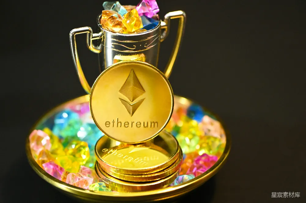 高清摄影  一个金色的盘子上放着一个杯子和一些糖果。
