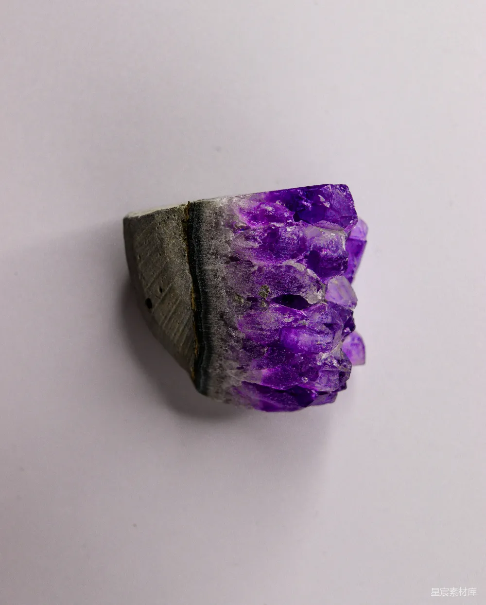 高清摄影  在白色背景上的一颗鲜艳的紫色紫水晶晶体。