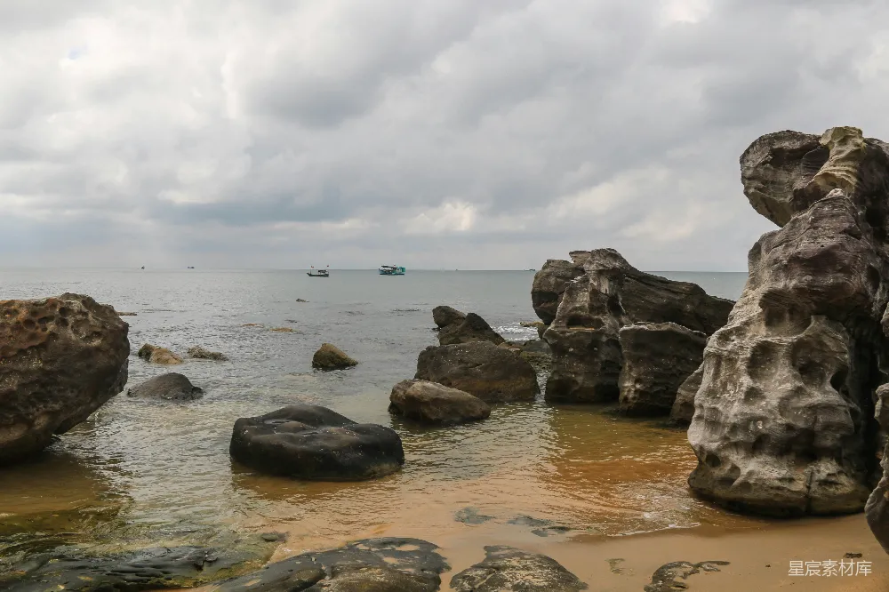 高清摄影  海滩上的人们在白天