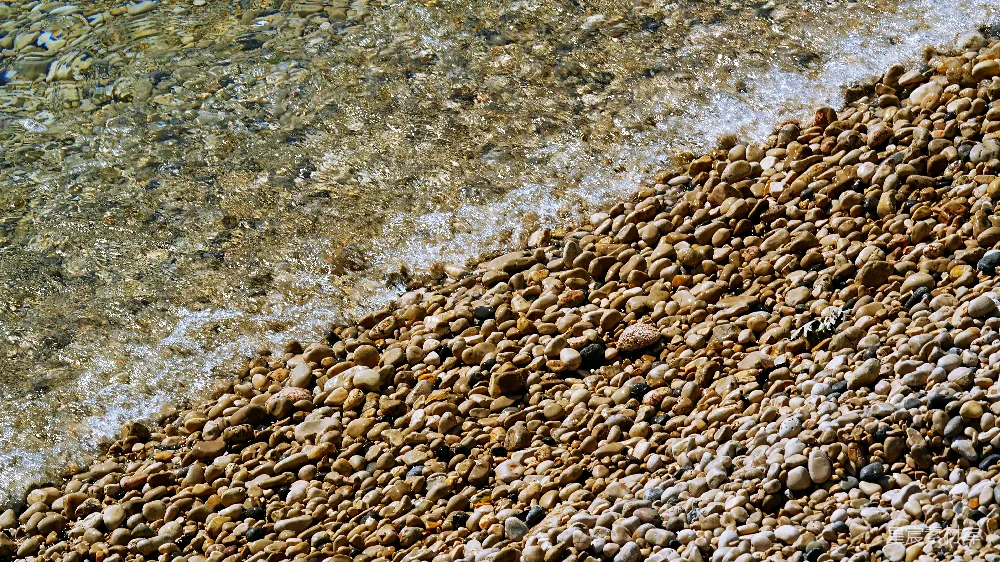 高清摄影  温柔的海浪拍打着岩石海岸。