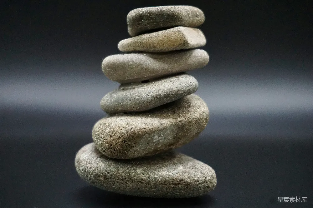 高清摄影  一堆石头叠在一起。