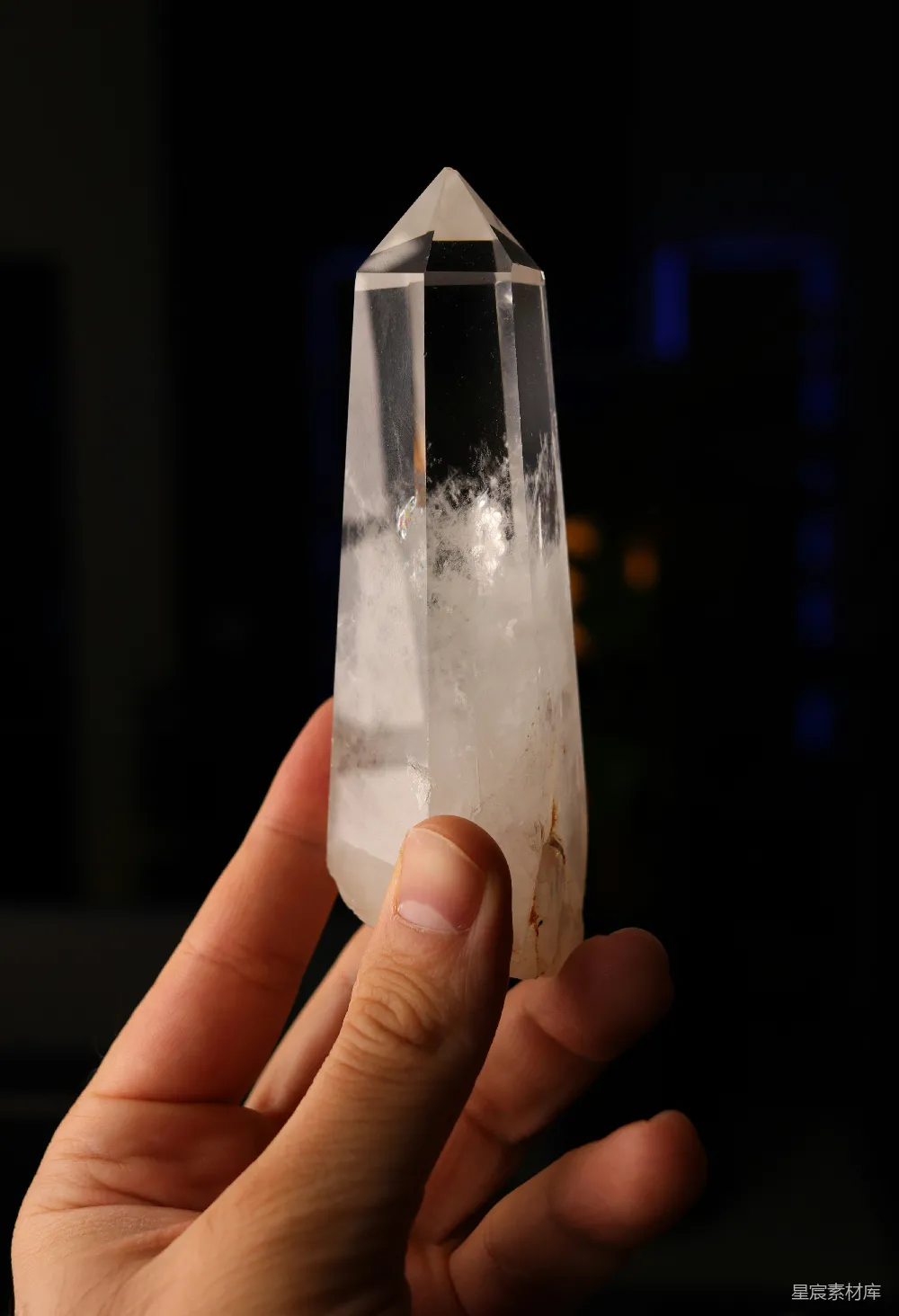 高清摄影  一只手拿着一个透明的水晶尖端