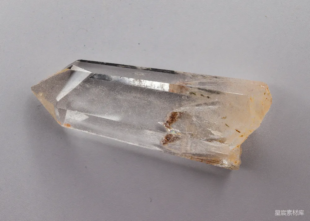 高清摄影  一个清澈的水晶在浅色背景上。