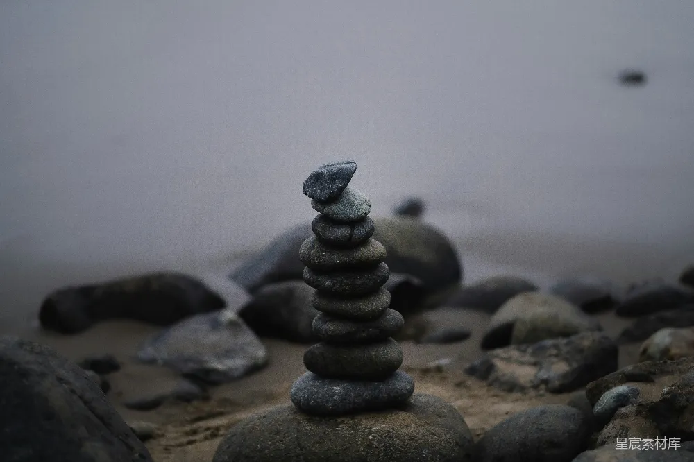 高清摄影  一堆岩石坐落在海滩上。