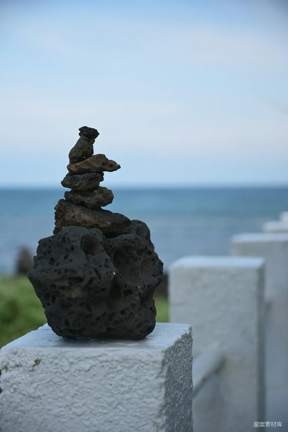 高清摄影  一堆岩石堆在海边的墙上。