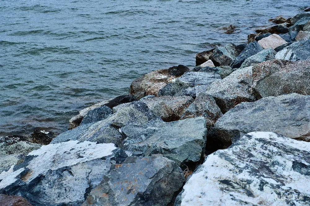 高清摄影  岩石海岸与黑暗的波涛汹涌的海水相遇