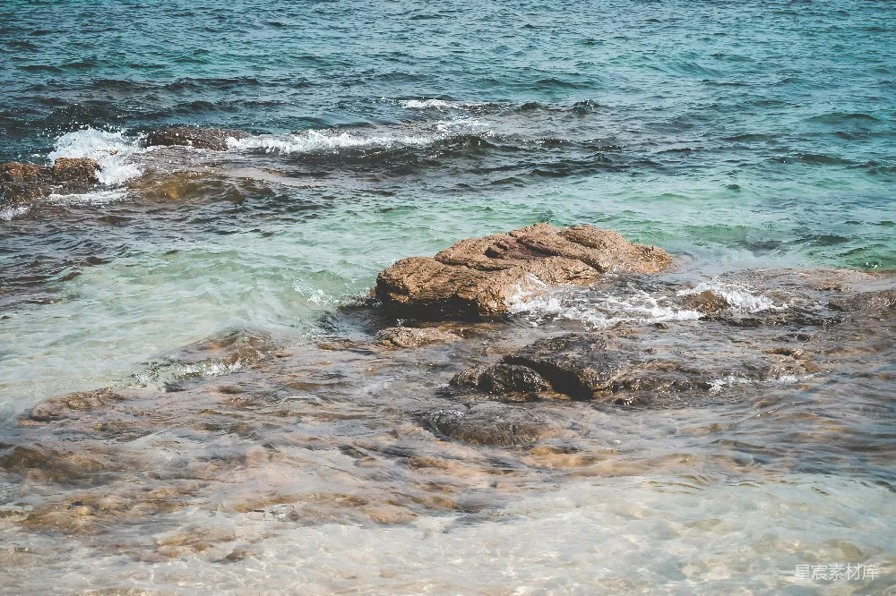 高清摄影  白天的海水中的棕色岩石地貌