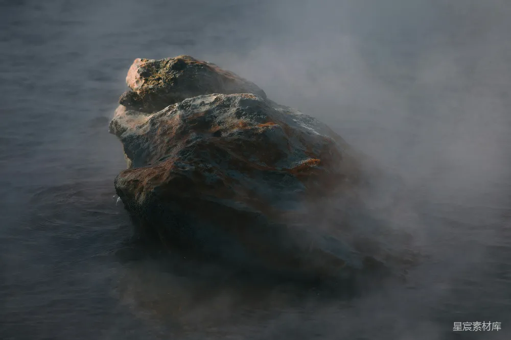 高清摄影 自然 水中的一块岩石