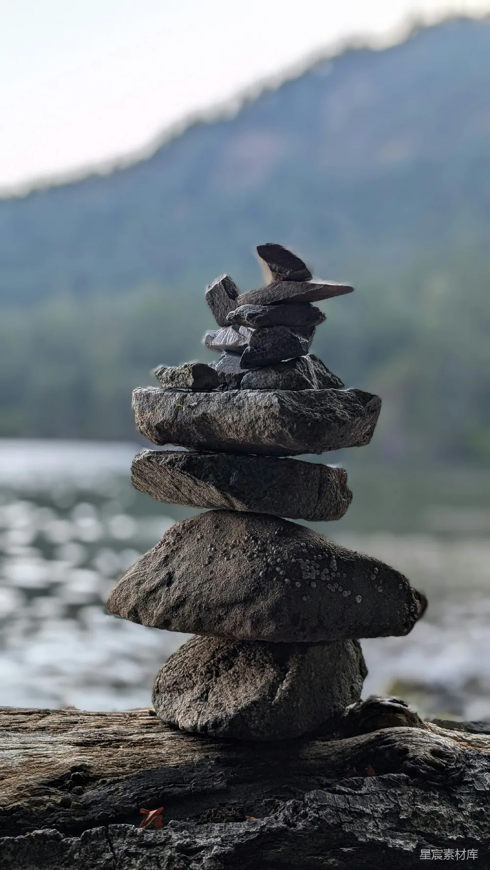 高清摄影  湖边的平衡石堆和远处的山脉。