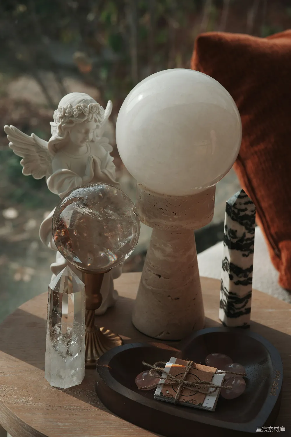 高清摄影  一座装饰有水晶和透明球体的天使雕像。