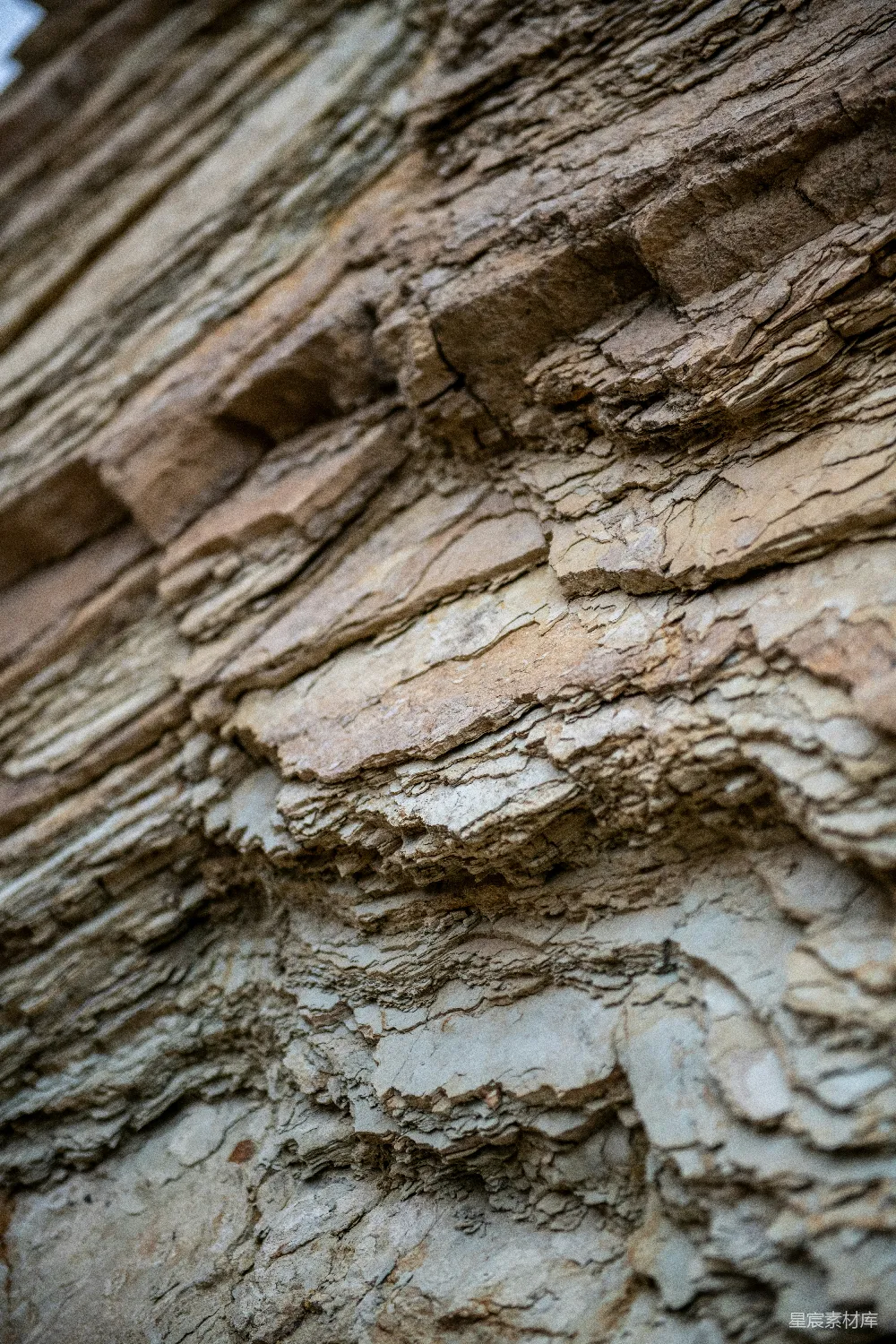 高清摄影  层状沉积岩层，带有泥土色调