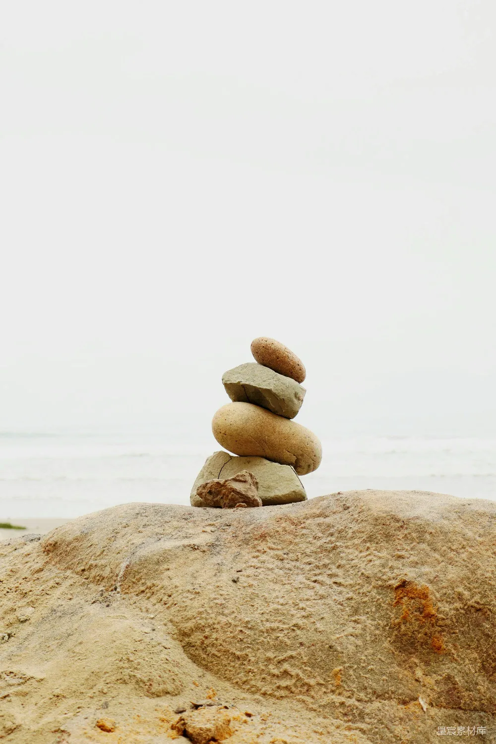 高清摄影 自然 壁纸 海滩上的叠石，背景是海洋。
