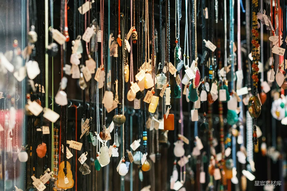 高清摄影  悬挂石质吊坠的组合，附有价格标签。