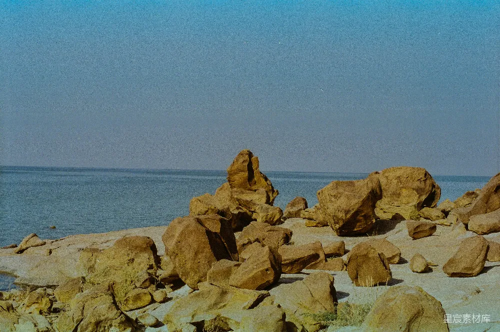 高清摄影 电影 岩石海岸，平静的海洋和清澈的蓝天。