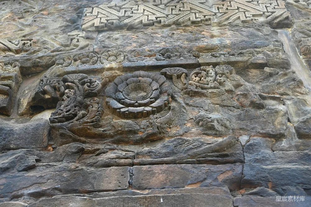 高清摄影  古代石雕，雕有精美的花卉图案。