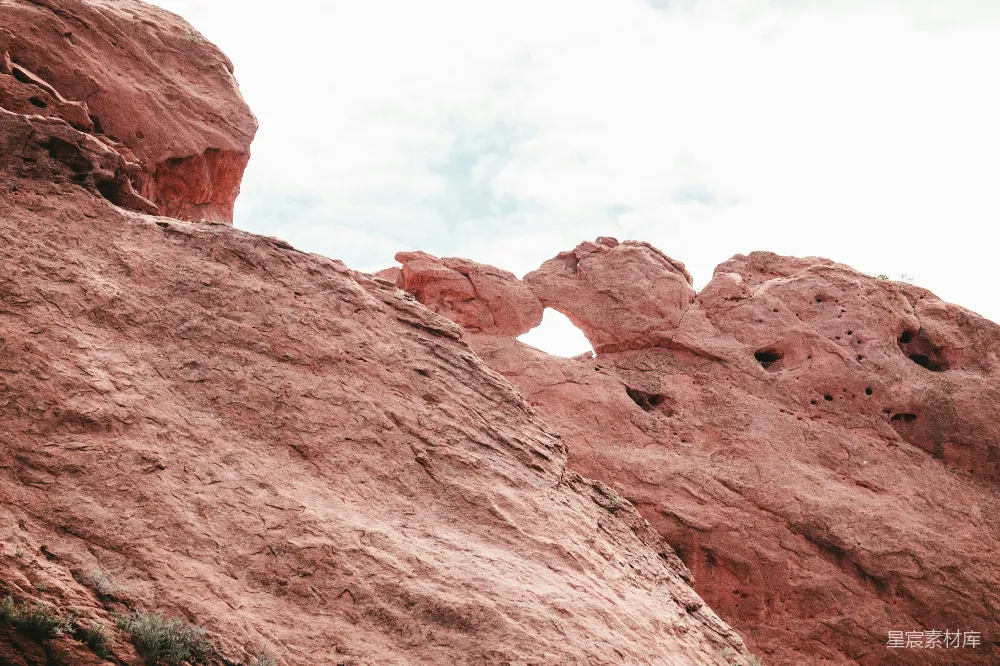 高清摄影 自然 一块岩石，岩石顶部有一只鸟栖息。