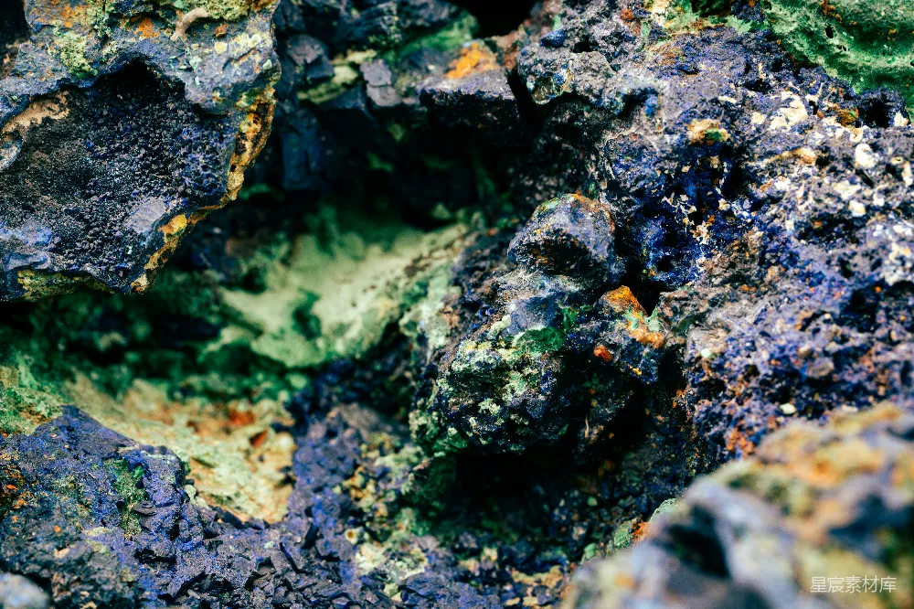 高清摄影  纹理矿物岩石，带有蓝色、绿色和橙色的色彩。