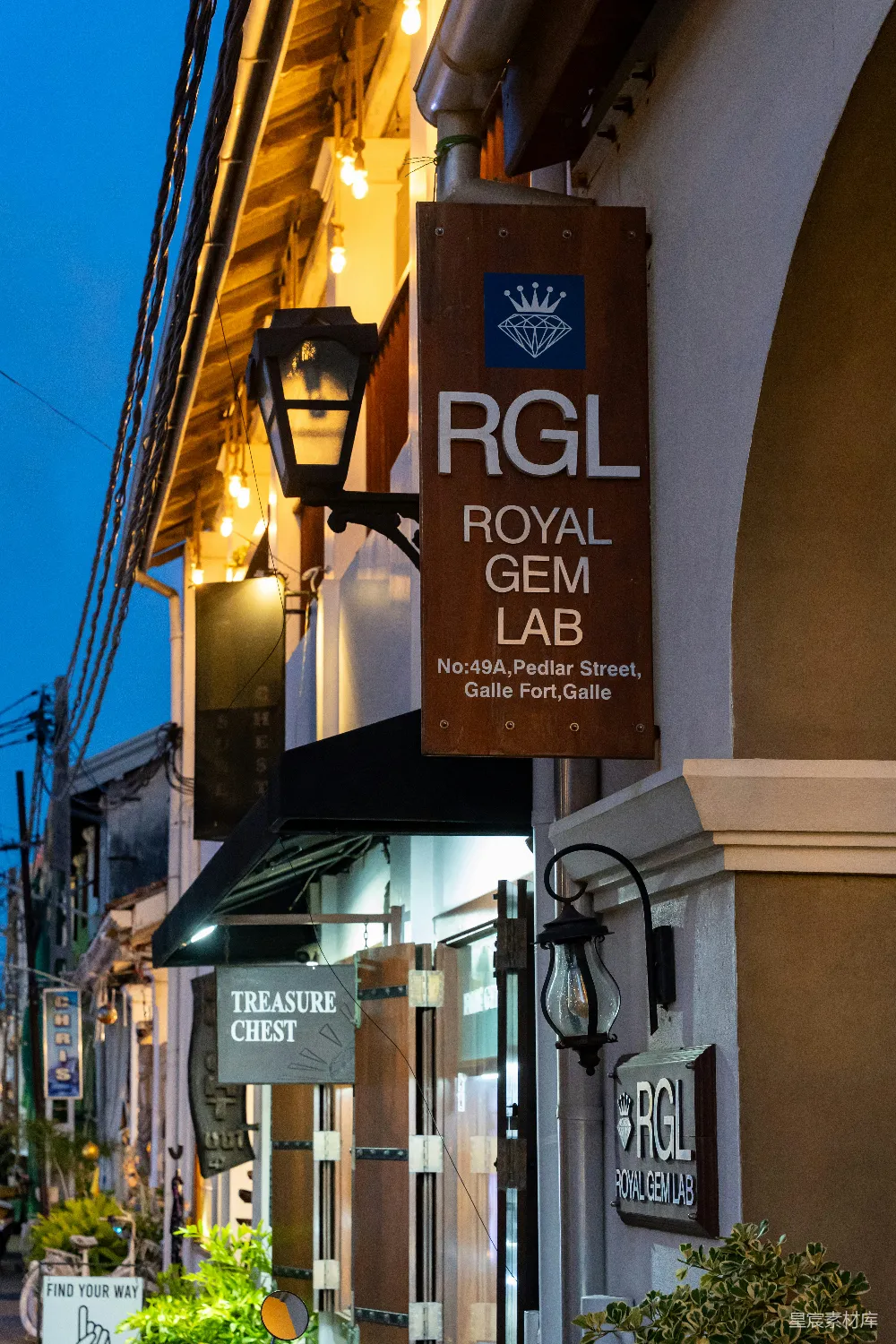 高清摄影  黄昏时分，皇家宝石实验室的招牌在街道场景中亮起。