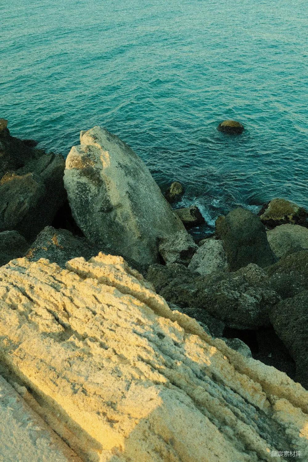 高清摄影  岩石海岸线与碧蓝的海水波浪