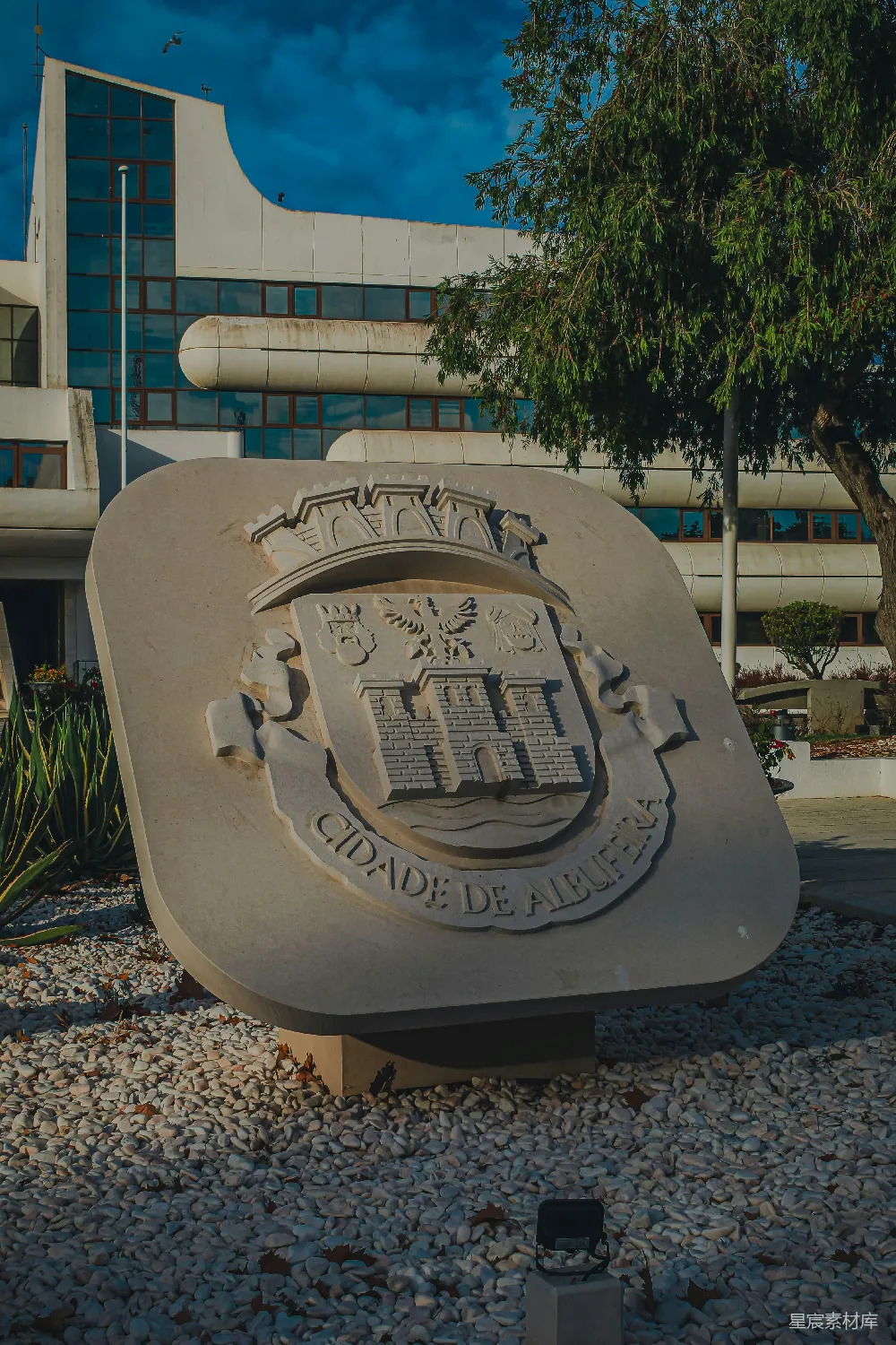 高清摄影  阿尔布费拉市石碑，上面有一座现代化建筑。