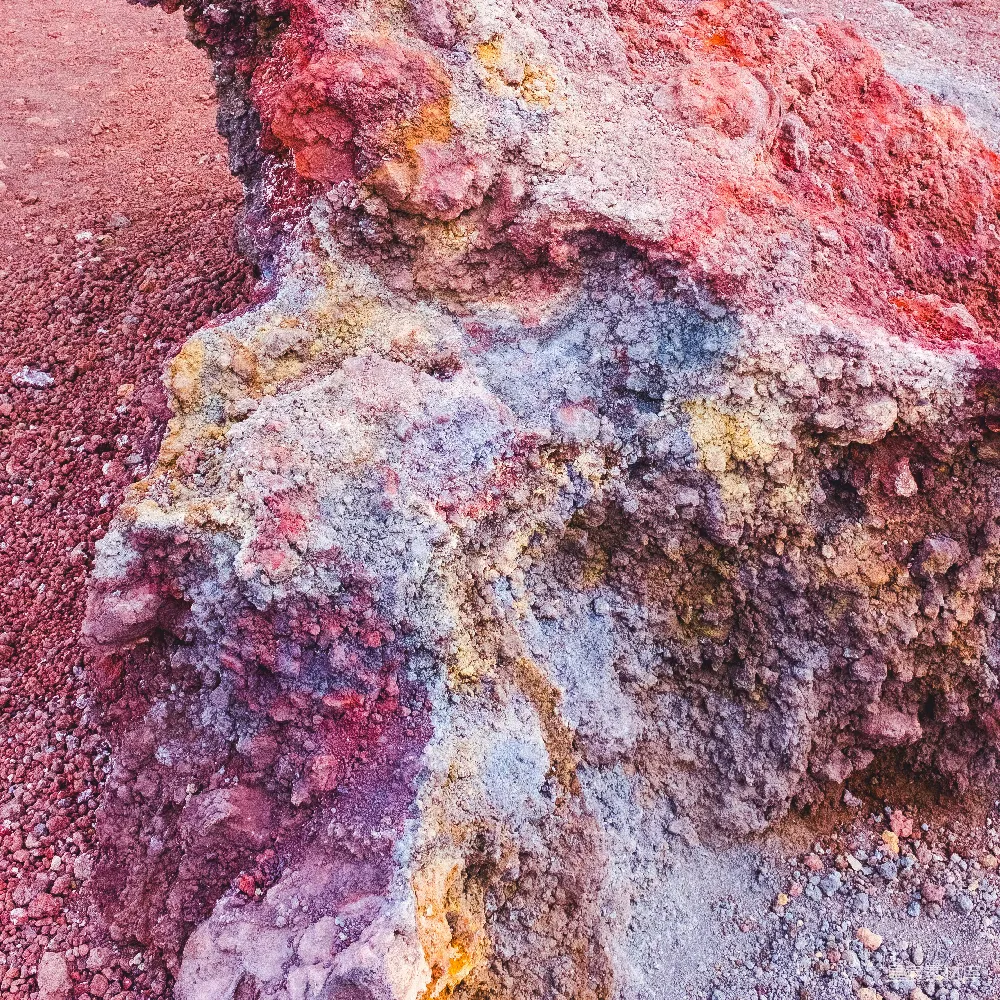 高清摄影  色彩斑斓的火山岩石，带有红色、黄色和蓝色的色调。