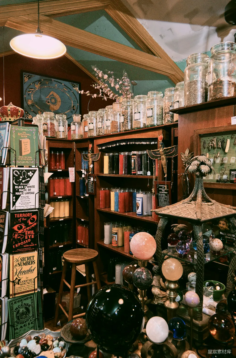 高清摄影  一家神秘的店铺，里面装满了罐子、蜡烛和发光球。