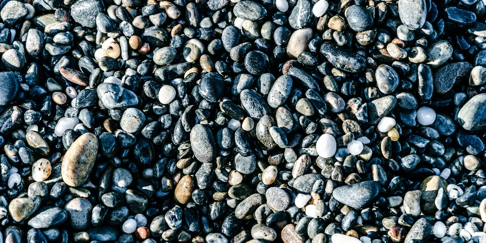 高清摄影  一张许多光滑的深色和浅色鹅卵石的特写照片