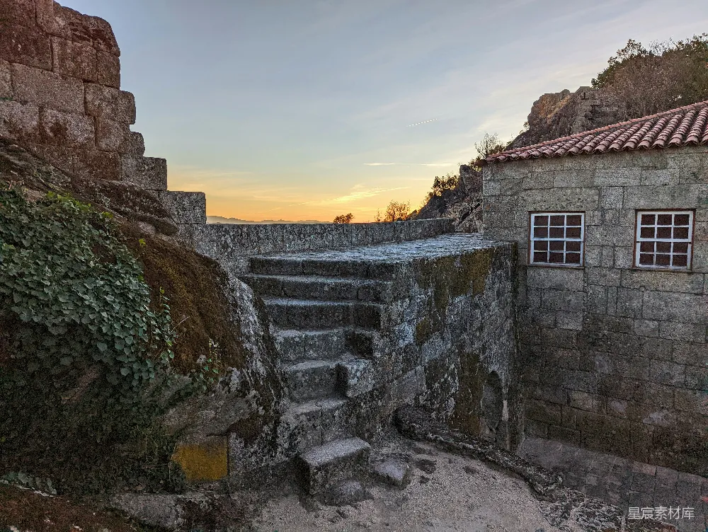 高清摄影  一座由石头建造的建筑，带有石头台阶。