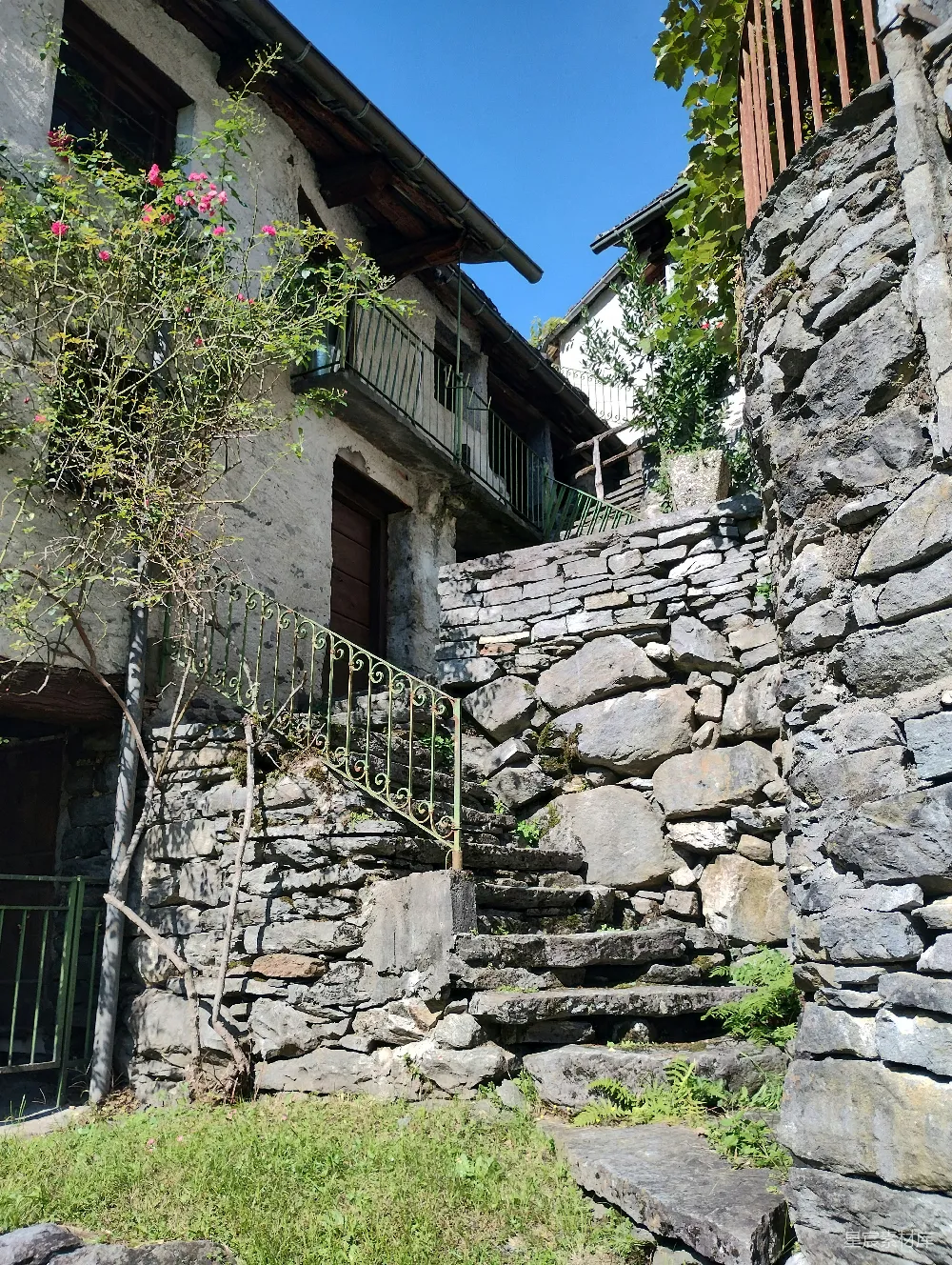 高清摄影  一座石头建筑，上面有台阶通向它。