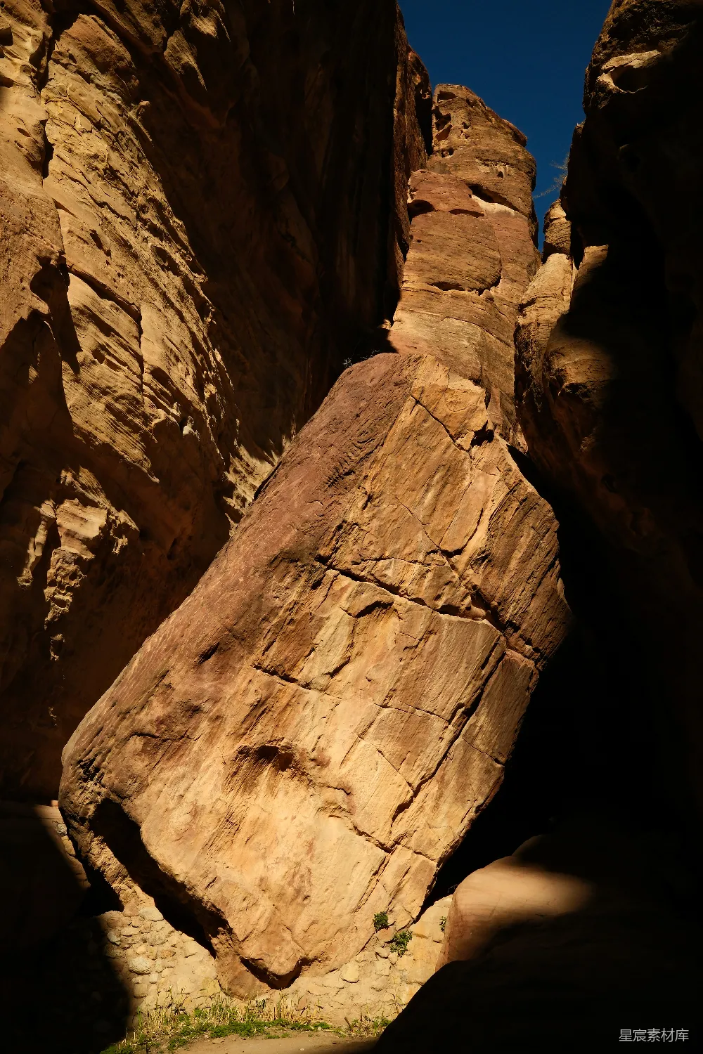 高清摄影 旅行 在狭窄峡谷中形成的巨大岩层