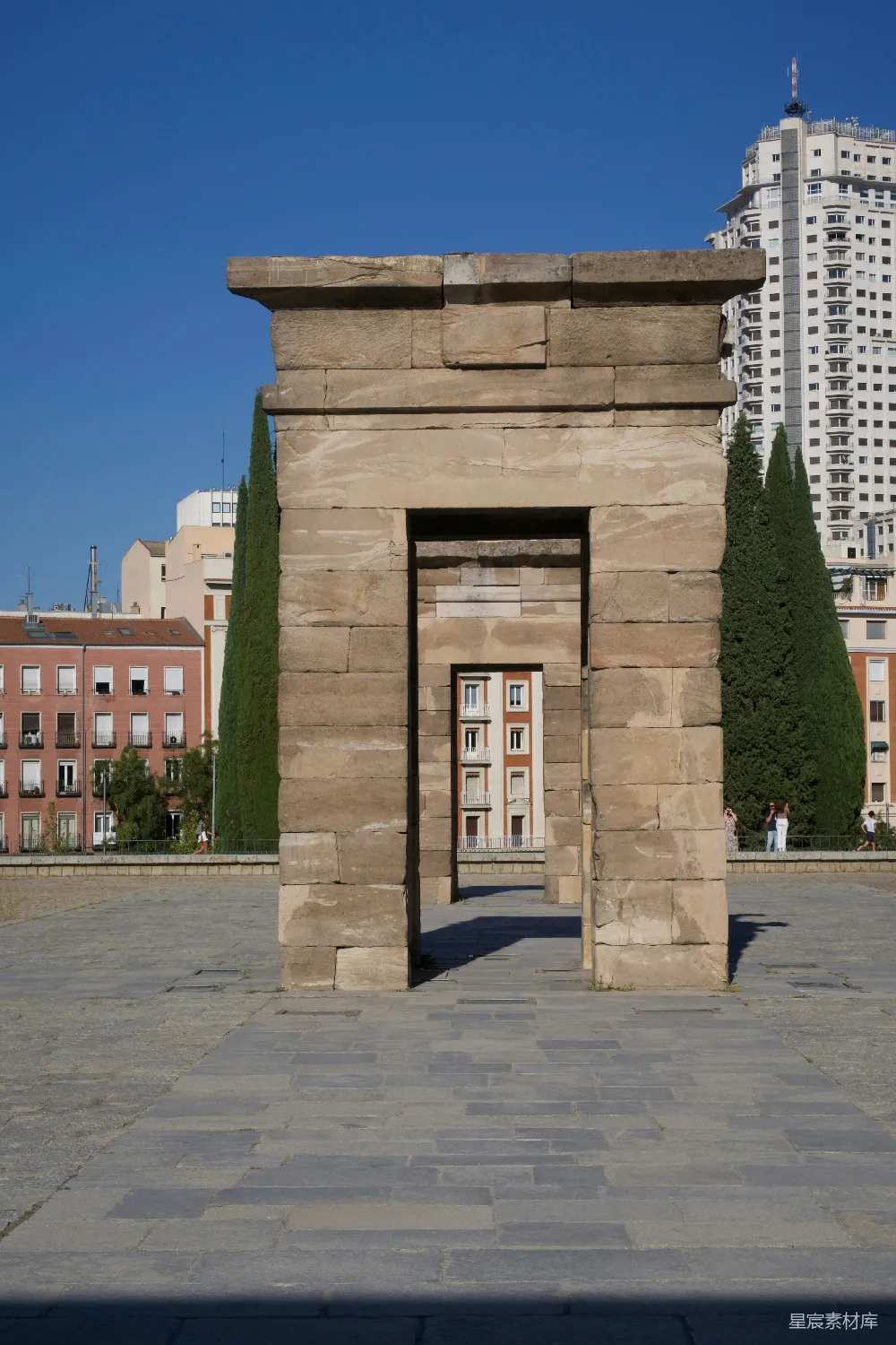 高清摄影  德波德神庙在马德里，背景是城市建筑。