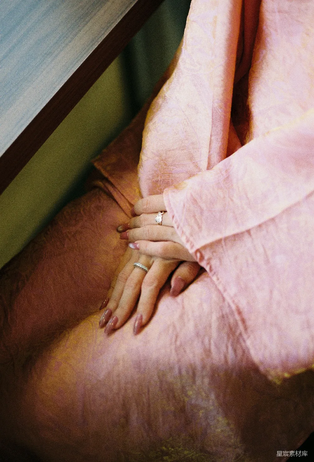 高清摄影  女人的手放在粉红色的布料上