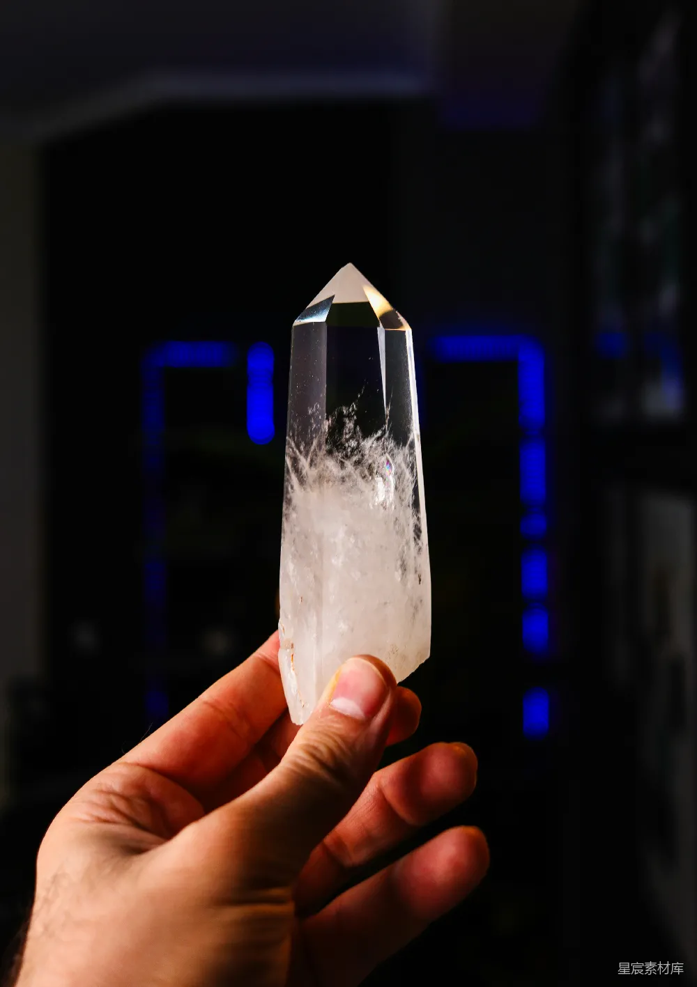 高清摄影  手持一颗清澈的水晶点
