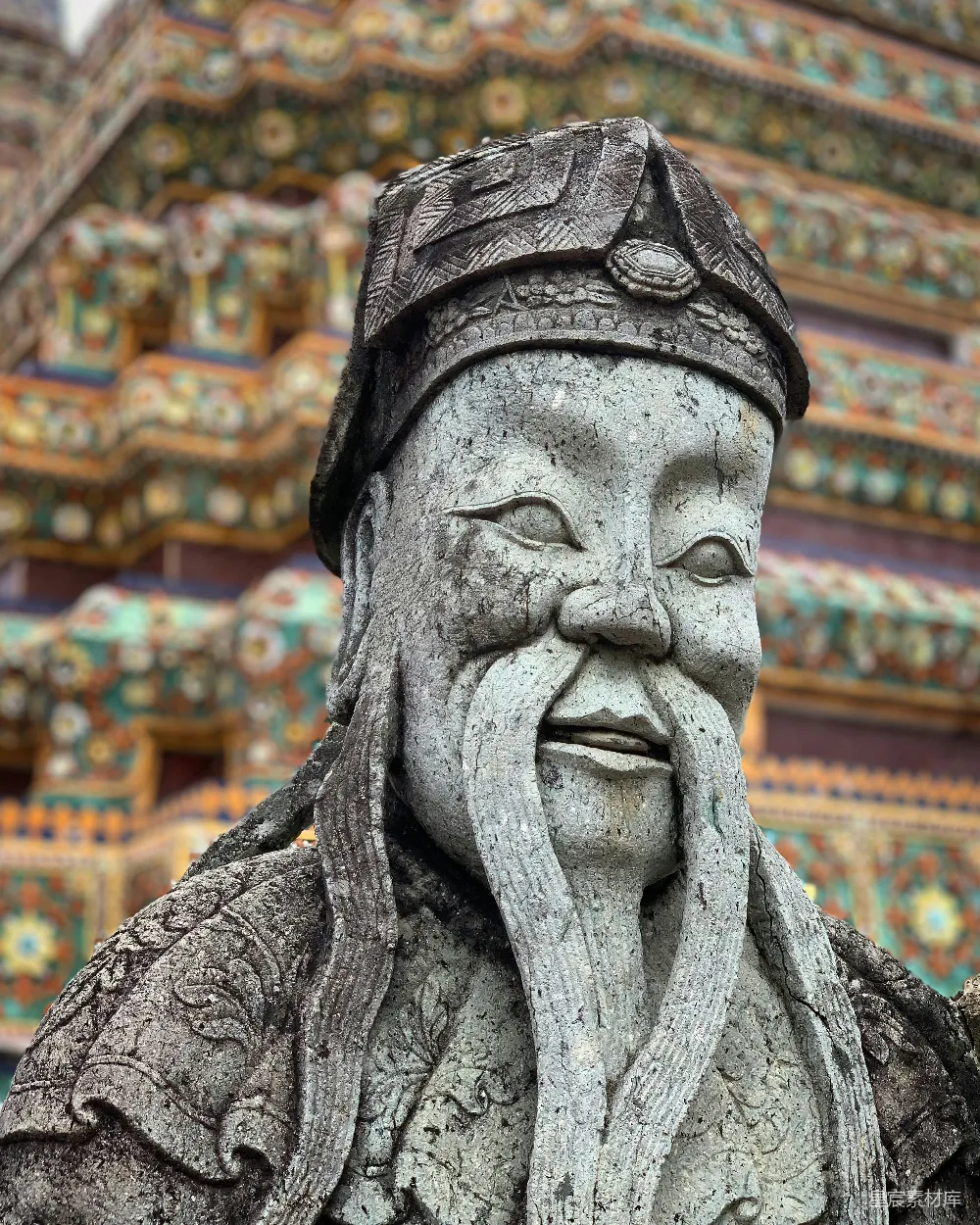 高清摄影  一座老年男子的石雕像，留着长长的胡须。