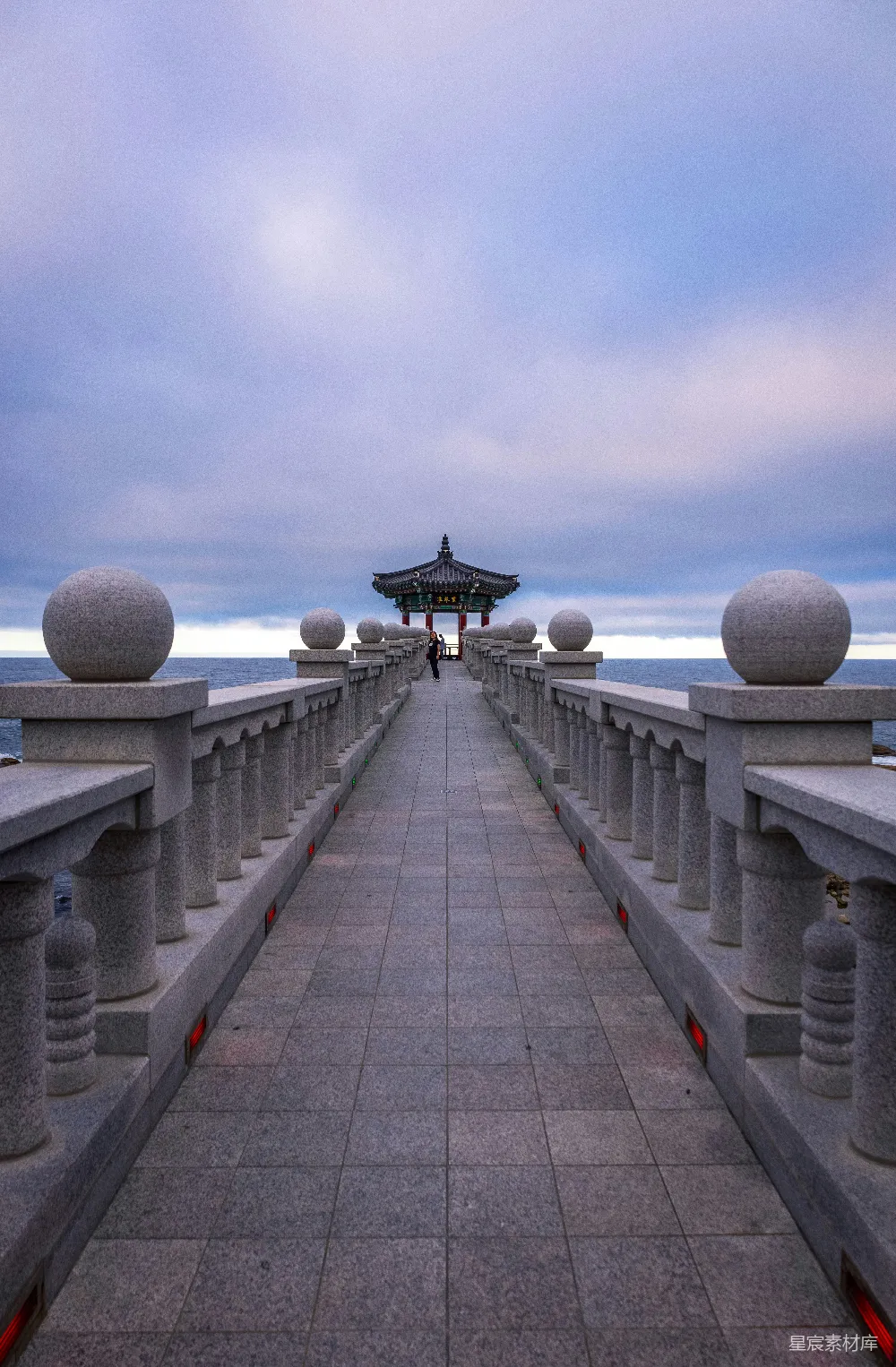 高清摄影  一条铺有石块的小路，旁边有建筑物。