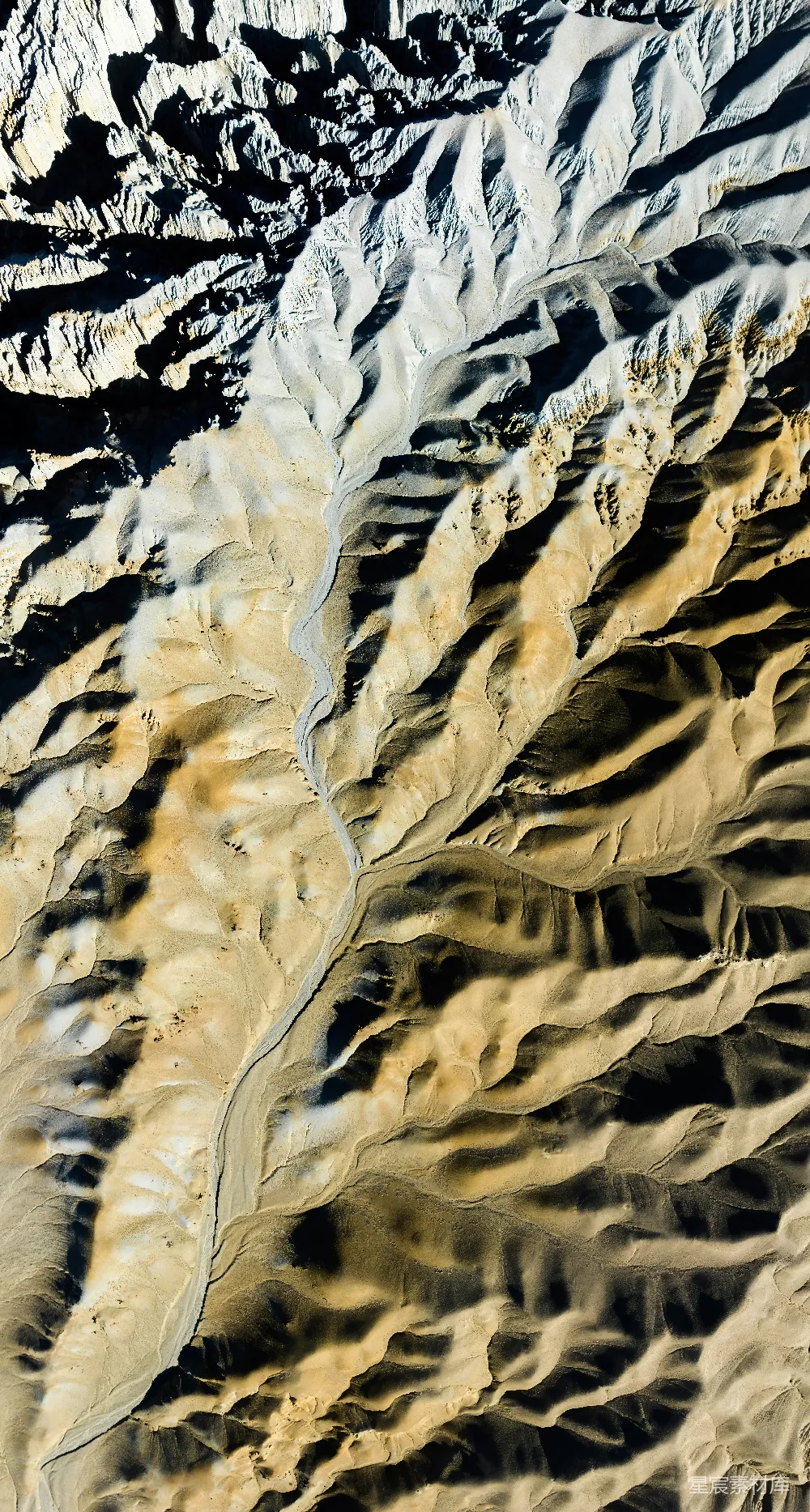 高清摄影  沙漠中山脉的空中俯瞰图