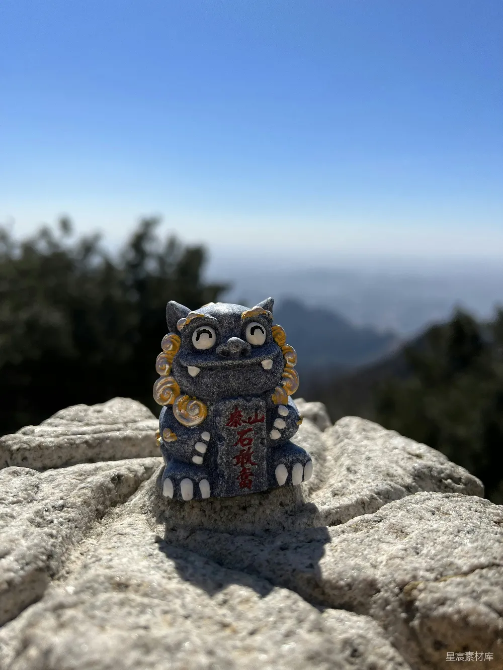 高清摄影  一只猫的雕像站在岩石上