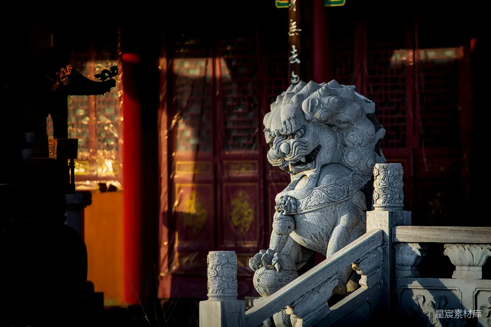 高清摄影  一座狮子雕像位于建筑物前。