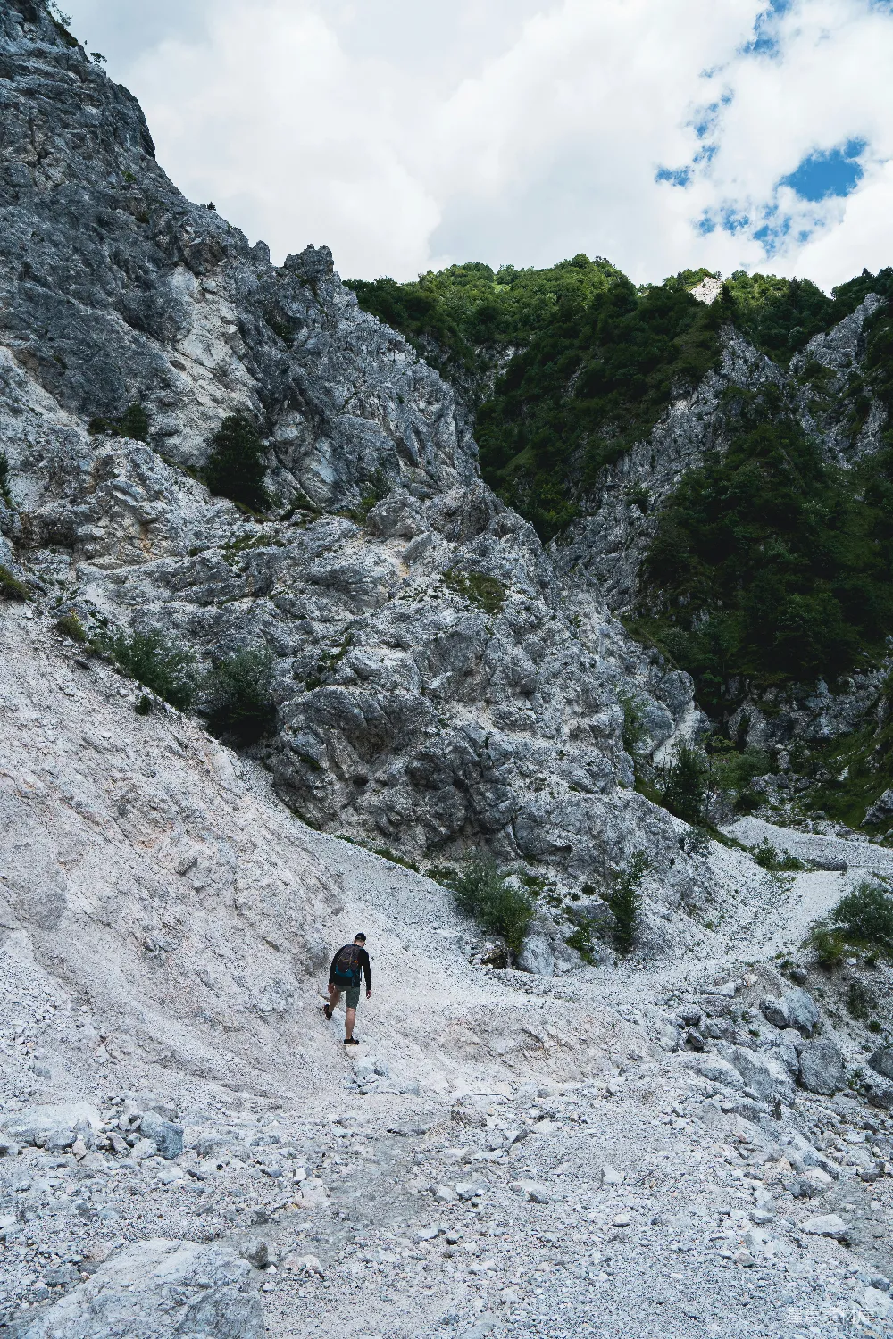 高清摄影  穿黑色衬衫的人在白天的岩石山上行走
