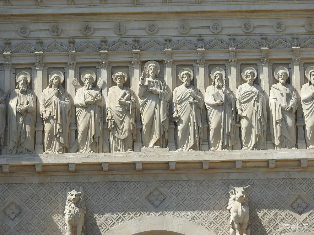 高清摄影  一排雕塑在建筑物一侧
