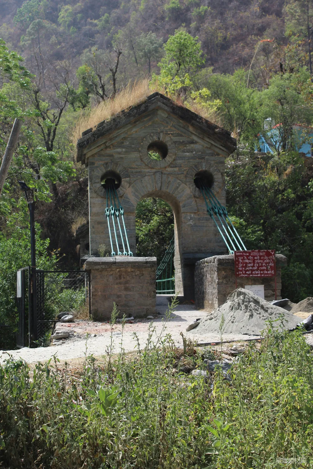 高清摄影  一座石头建造的建筑，屋顶覆盖着草，有一个门。