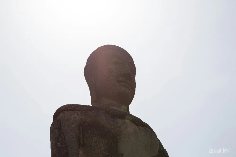 高清摄影  一座人物雕像，背景是天空。
