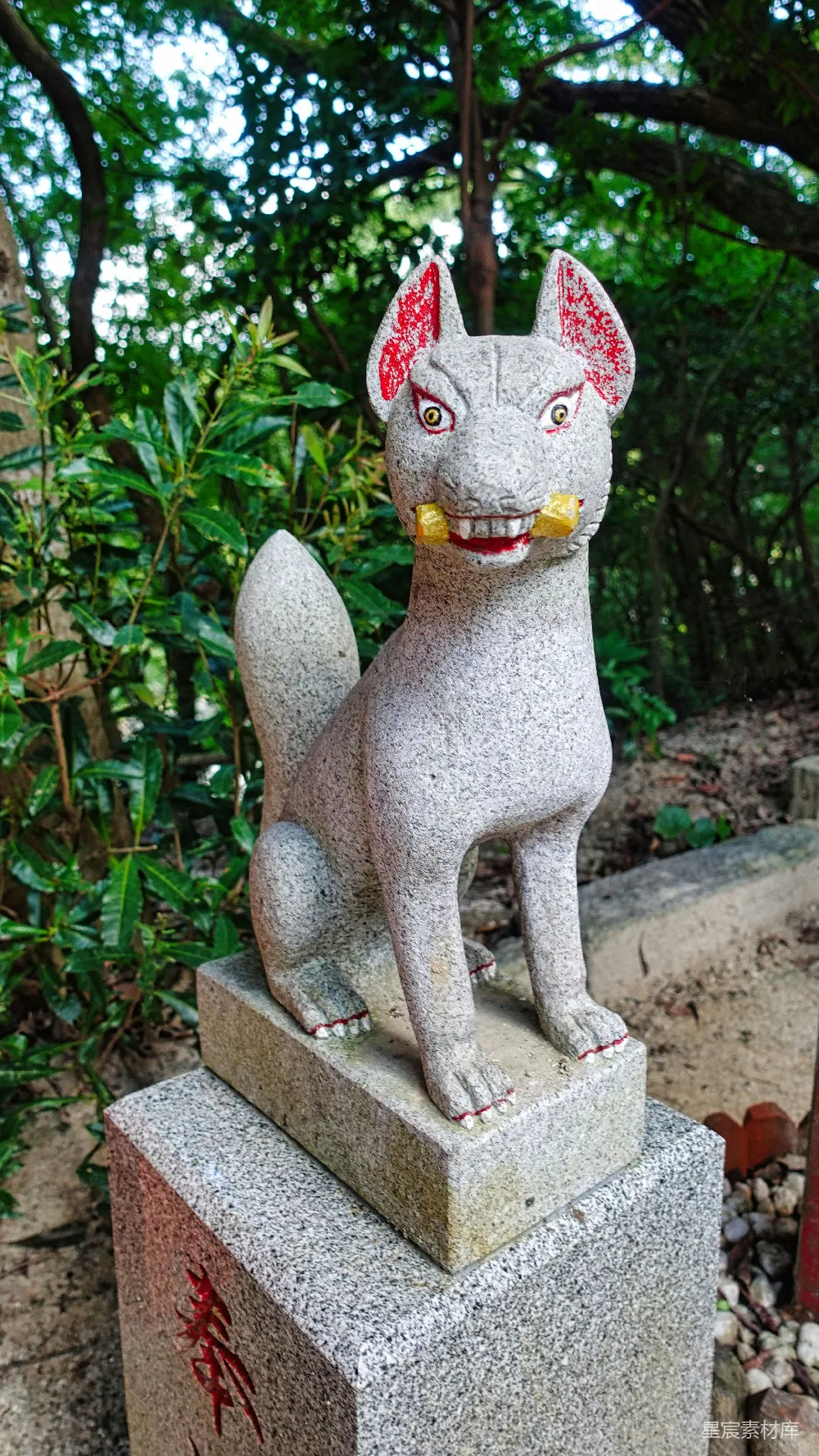 高清摄影  一座坐在水泥块上的猫雕像