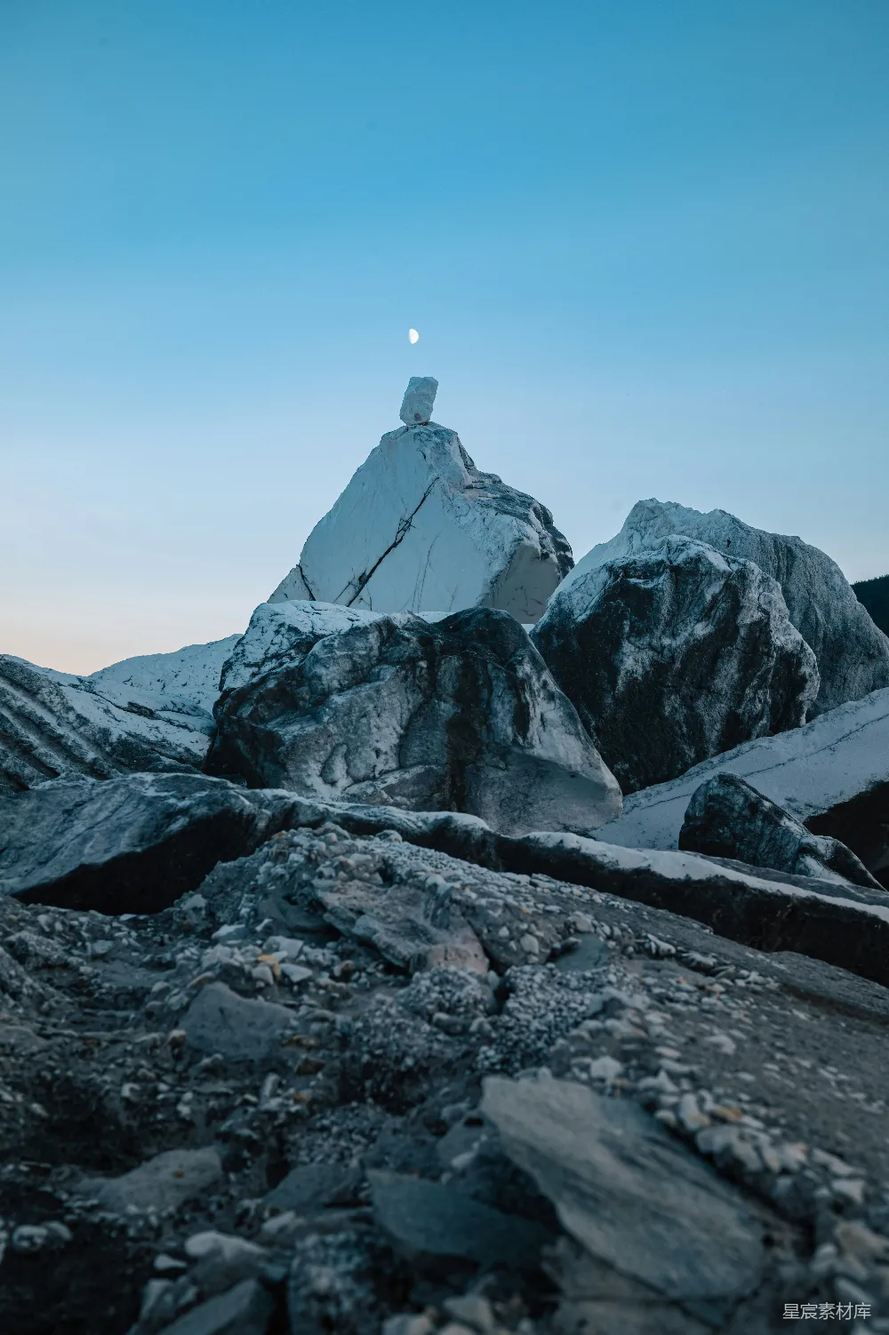 高清摄影 自然 一座白雪覆盖的山峰，背景是蓝天。