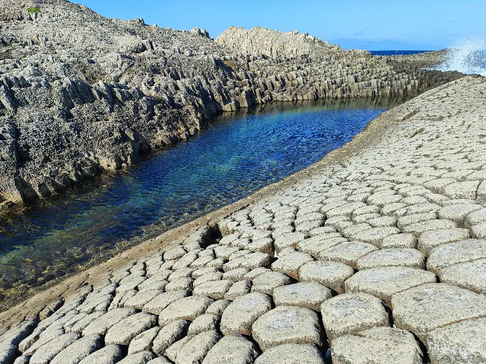 高清摄影  一条鹅卵石路紧邻一片水域