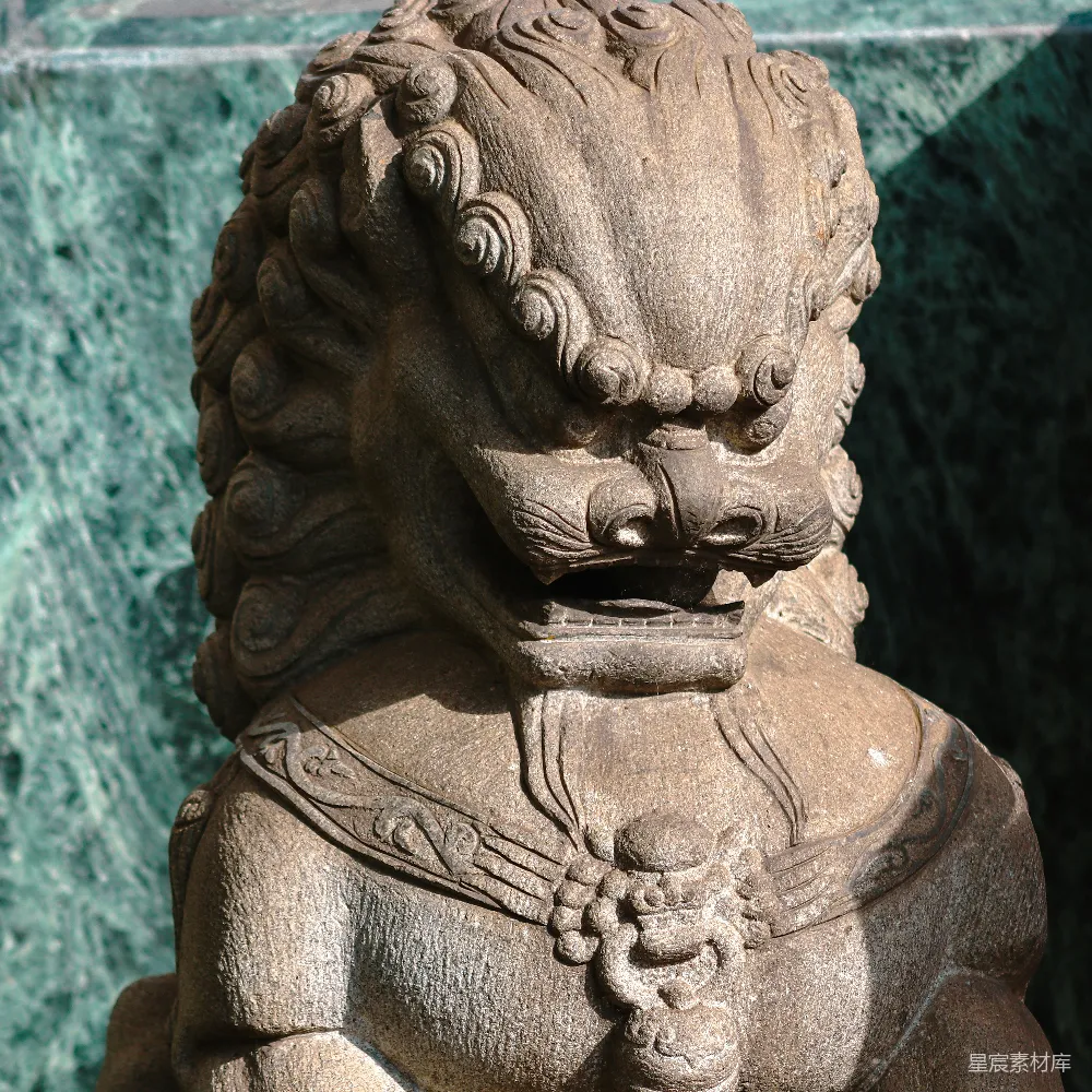 高清摄影  一头戴着皇冠的狮子雕像