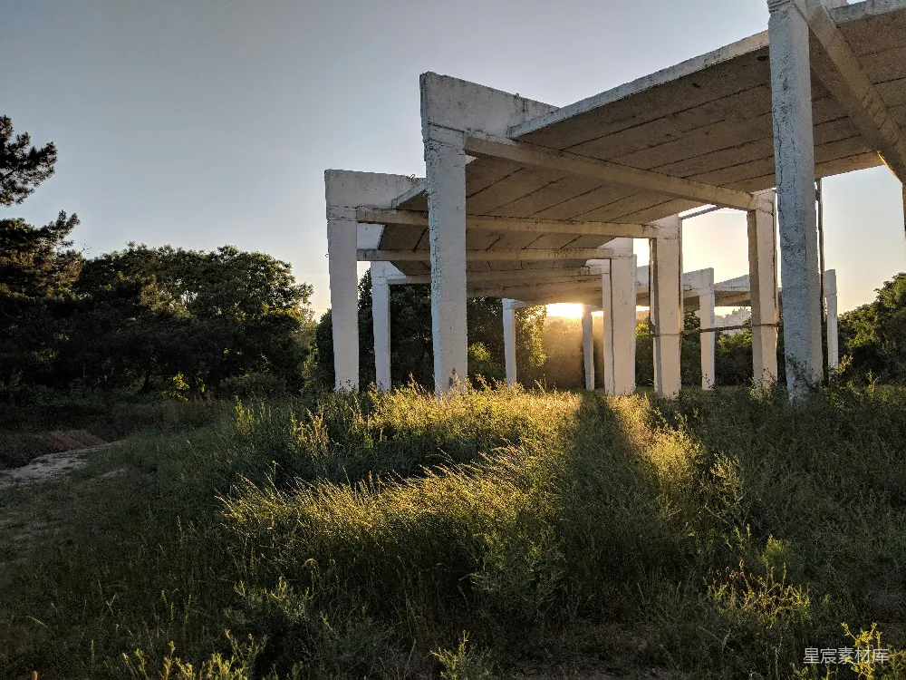 高清摄影  白天，白色混凝土建筑被绿色草地环绕。